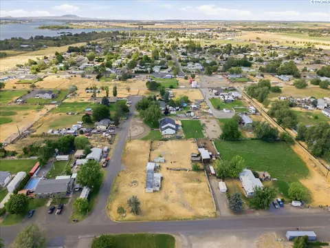 26 Off Pl, Burbank, WA 99323