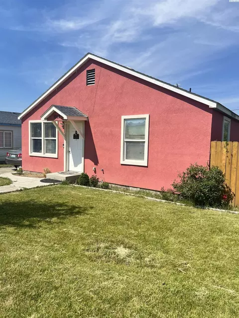 1017 S 10th St, Sunnyside, WA 98944