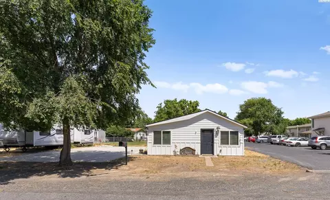 306 E 5th St, Warden, WA 98857
