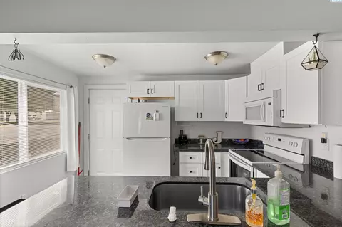 Kitchen - 306 E 5th St, Warden, WA 98857 photo 2 of 3