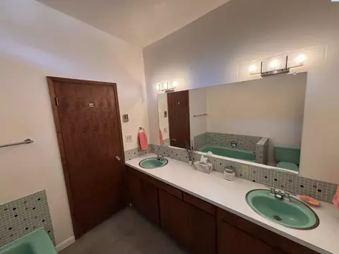 Bath - 905 SE Kamiaken St, Pullman, WA 99163 photo 1 of 3