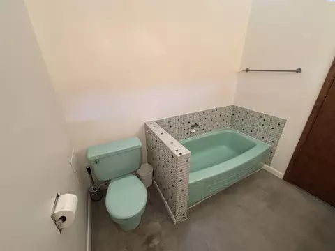 Bath - 905 SE Kamiaken St, Pullman, WA 99163 photo 2 of 3