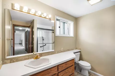 Bath - 950 SW Mies, Pullman, WA 99163 photo 1 of 3
