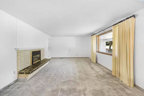 Living - 950 SW Mies, Pullman, WA 99163 photo 1 of 2