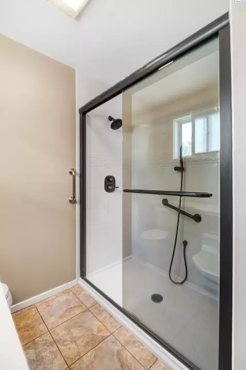 Bath - 950 SW Mies, Pullman, WA 99163 photo 2 of 3