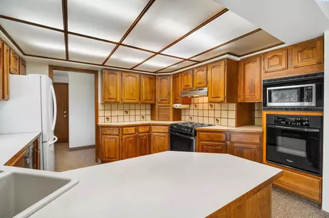 Kitchen - 950 SW Mies, Pullman, WA 99163 photo 1 of 2