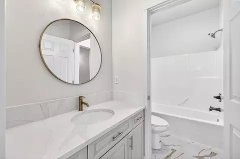 Bath - 3807 Adobe Ct, Pasco, WA 99301 photo 7 of 9