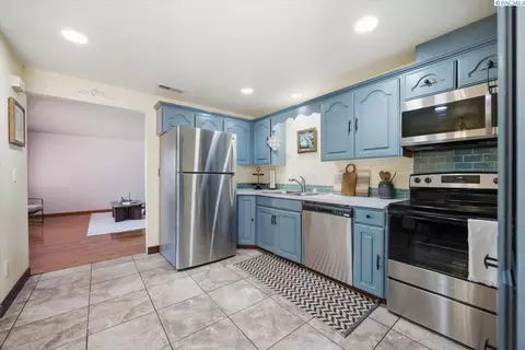Kitchen - 6615 Comiskey Dr, Pasco, WA 99301 photo 1 of 2