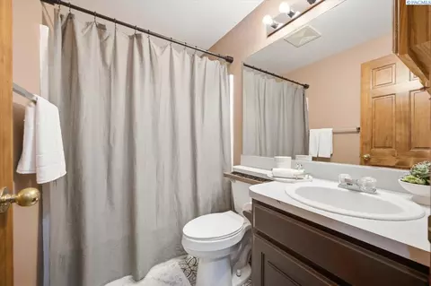 Bath - 6615 Comiskey Dr, Pasco, WA 99301 photo 2 of 2