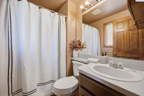 Bath - 6615 Comiskey Dr, Pasco, WA 99301 photo 1 of 2