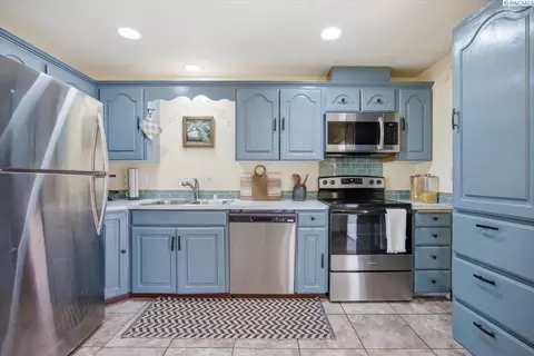 Kitchen - 6615 Comiskey Dr, Pasco, WA 99301 photo 2 of 2