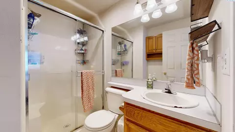 Bath - 5207 Texada Ln, Pasco, WA 99301 photo 1 of 2