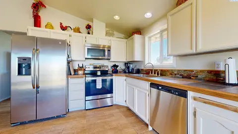 Kitchen - 5207 Texada Ln, Pasco, WA 99301 photo 2 of 3