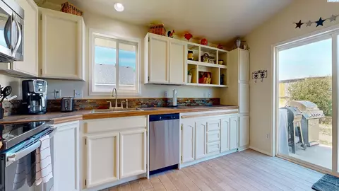 Kitchen - 5207 Texada Ln, Pasco, WA 99301 photo 3 of 3