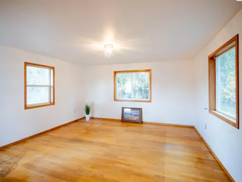 Living - 2201 Kitzmiller Rd, Pullman, WA 99163 photo 6 of 6