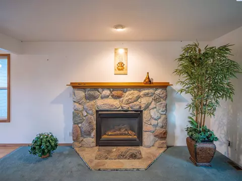 Living - 2201 Kitzmiller Rd, Pullman, WA 99163 photo 4 of 6