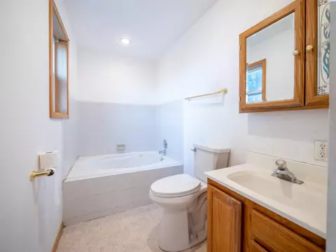 Bath - 2201 Kitzmiller Rd, Pullman, WA 99163 photo 2 of 3