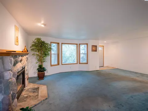 Living - 2201 Kitzmiller Rd, Pullman, WA 99163 photo 3 of 6