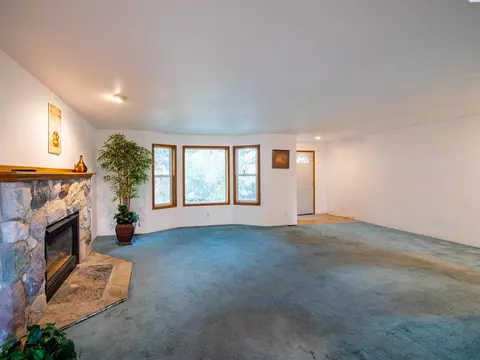 Living - 2201 Kitzmiller Rd, Pullman, WA 99163 photo 2 of 6