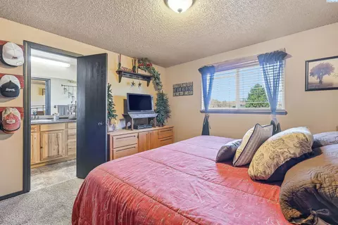 Bedroom - 8715 Bell St, Pasco, WA 99301 photo 4 of 6