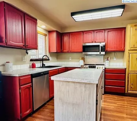 Kitchen - 8715 Bell St, Pasco, WA 99301 photo 3 of 5