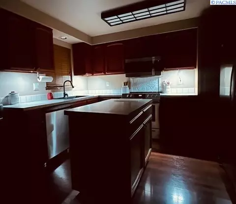 Kitchen - 8715 Bell St, Pasco, WA 99301 photo 4 of 5