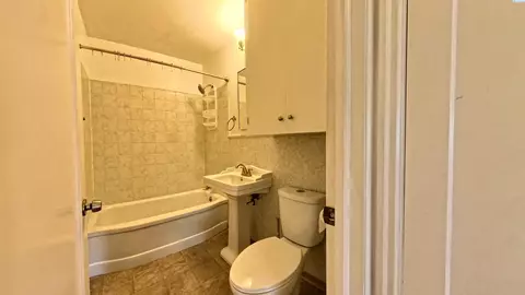 Bath - 1020 NW Charlotte St, Pullman, WA 99163 photo 1 of 2