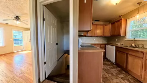 Entry Way - 1020 NW Charlotte St, Pullman, WA 99163 photo 1 of 3