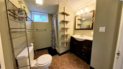 Bath - 1020 NW Charlotte St, Pullman, WA 99163 photo 2 of 2