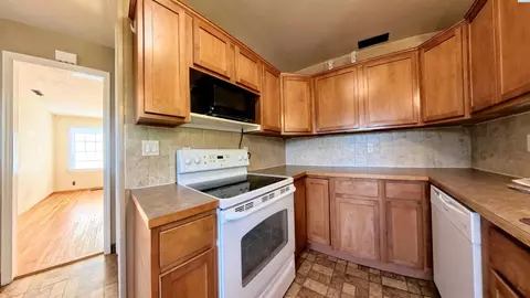 Kitchen - 1020 NW Charlotte St, Pullman, WA 99163 photo 2 of 2