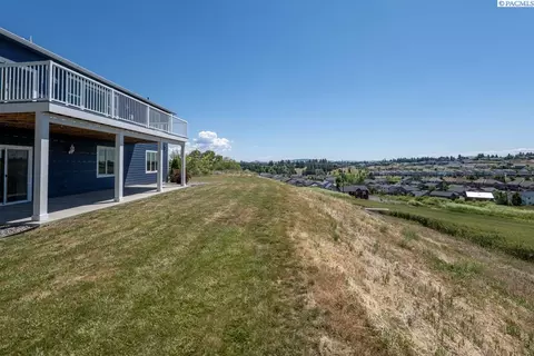 Exterior - 1505 SW Capri Ct, Pullman, WA 99163 photo 5 of 6