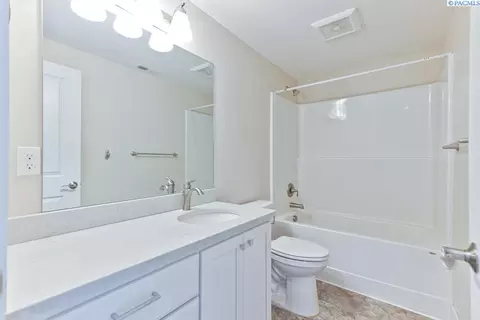 Bath - 1505 SW Capri Ct, Pullman, WA 99163 photo 3 of 3