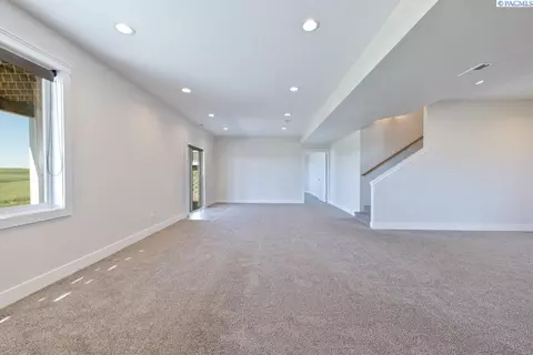 Living - 1505 SW Capri Ct, Pullman, WA 99163 photo 4 of 5