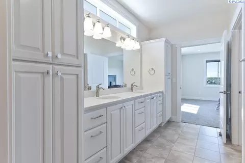 Bath - 1505 SW Capri Ct, Pullman, WA 99163 photo 2 of 3