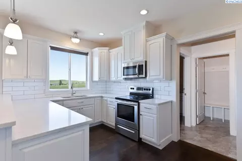 Kitchen - 1505 SW Capri Ct, Pullman, WA 99163 photo 3 of 7