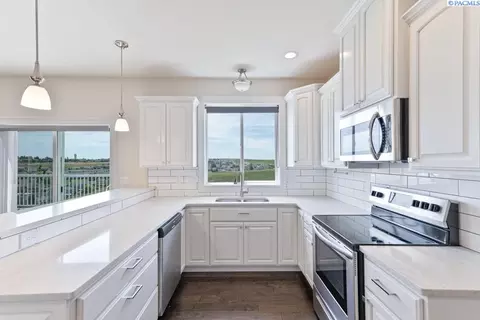 Kitchen - 1505 SW Capri Ct, Pullman, WA 99163 photo 4 of 7