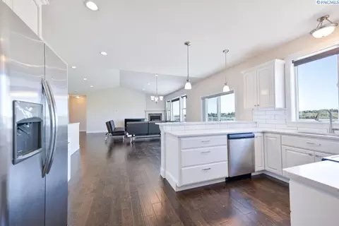 Kitchen - 1505 SW Capri Ct, Pullman, WA 99163 photo 7 of 7