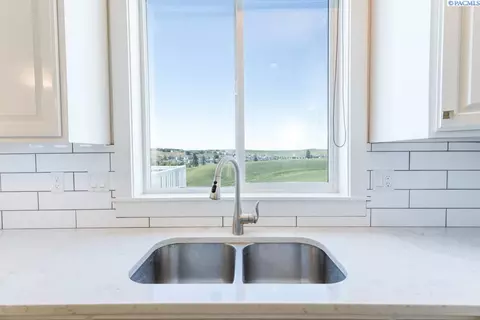 Kitchen - 1505 SW Capri Ct, Pullman, WA 99163 photo 5 of 7
