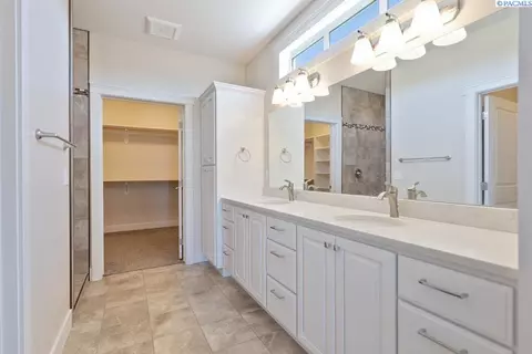 Bath - 1505 SW Capri Ct, Pullman, WA 99163 photo 1 of 3