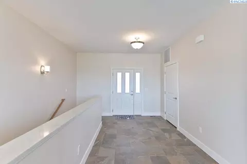 Entry Way - 1505 SW Capri Ct, Pullman, WA 99163 photo 1 of 2