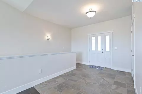 Entry Way - 1505 SW Capri Ct, Pullman, WA 99163 photo 2 of 2