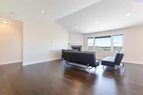 Living - 1505 SW Capri Ct, Pullman, WA 99163 photo 2 of 5