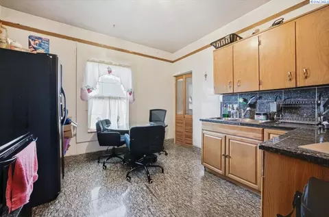 Kitchen - 802 S 11th Ave, Pasco, WA 99301 photo 2 of 3
