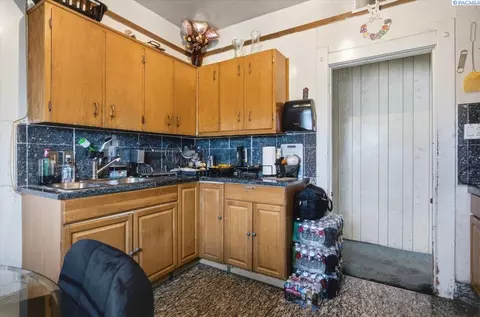 Kitchen - 802 S 11th Ave, Pasco, WA 99301 photo 3 of 3
