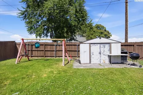 Exterior - 802 S 11th Ave, Pasco, WA 99301 photo 4 of 5