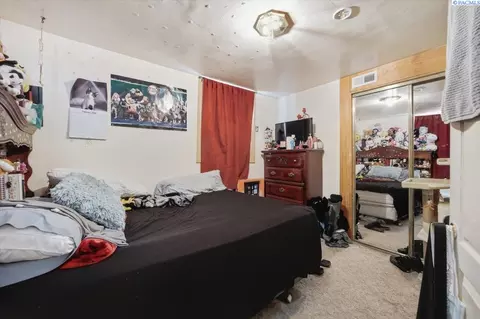 Bedroom - 802 S 11th Ave, Pasco, WA 99301 photo 2 of 2