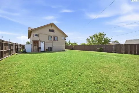 Exterior - 802 S 11th Ave, Pasco, WA 99301 photo 2 of 5