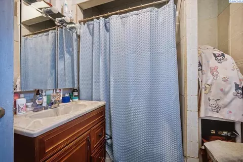 Bath - 802 S 11th Ave, Pasco, WA 99301 photo 1 of 2