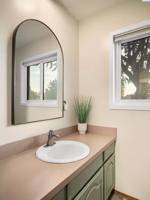 Bath - 3011 Lindemein Ct, Pasco, WA 99301 photo 1 of 5