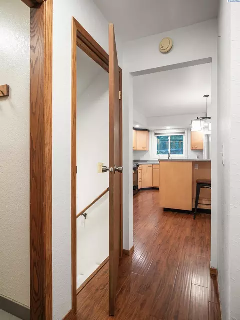 Entry Way - 3011 Lindemein Ct, Pasco, WA 99301 photo 2 of 3